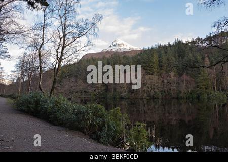 Vue sur Glencoe Lochan à Sgorr na Ciche enneigée, (le Pap de Glencoe), village de Glencoe, Lochaber dans les Highlands d'Écosse. Banque D'Images