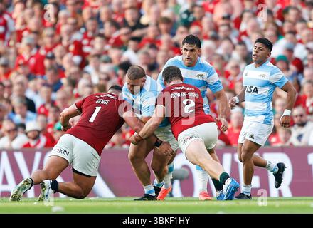 Aviva Stadium, Dublin, Irlande. 20 juin 2025. Six Nations International Rugby, British and Irish Lions versus Argentina ; Ellis Genge et Luke Cowan Dickie des British and Irish Lions s'attaquent à Mayco Vivas d'Argentine crédit : action plus Sports/Alamy Live News Banque D'Images