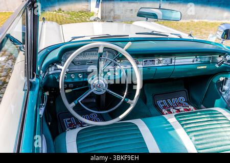 L'intérieur d'un cabriolet américain restauré de la fin des années 1950, avec un revêtement turquoise et blanc, le tableau de bord d'origine et un volant de couleur ivoire. Les tapis de sol et housses de siège sur mesure portent le mot « Elvis ». La voiture faisait partie d'une rencontre de voitures anciennes tenue sur le terrain de la Corderie Royale sur le quai Joseph Bellot à Rochefort. Quai Joseph Bellot, Rochefort, Charente-maritime, Nouvelle-Aquitaine, France Banque D'Images