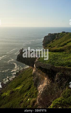 Découvrez les falaises côtières sereines et étonnantes qui surplombent majestueusement le vaste océan Banque D'Images