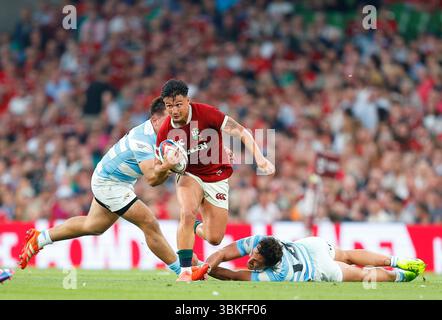 Aviva Stadium, Dublin, Irlande. 20 juin 2025. Six Nations International Rugby, British and Irish Lions versus Argentina ; Marcus Smith des British and Irish Lions tente de dépasser le Justo Piccardo et Rodrigo Isgro d'Argentine s'attaque au crédit : action plus Sports/Alamy Live News Banque D'Images
