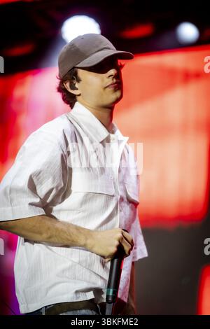 Gênes accueille, pour la troisième année consécutive, l’un des événements estivaux les plus attendus : le Festival d’été 105, le grand festival de musique live d’été. Le vendredi 20 juin, la Piazza della Vittoria sera une nouvelle fois transformée en scène à ciel ouvert pour une soirée de divertissement, d’énergie et de plaisir. L'événement commence à 21h. Remarque : l'accès à la salle de concert est uniquement possible du côté de la via Cadorna (voir le plan dans les informations de service). La soirée débutera avec un DJ set de Radio 105, puis laissera place à une sélection de grands invités : Annalisa, Cioffi, Dani Faiv, El ma, Fabio Rovazzi, FO Banque D'Images