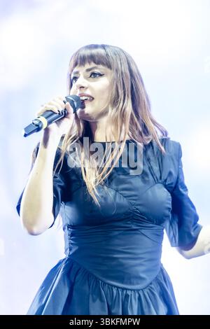Gênes accueille, pour la troisième année consécutive, l’un des événements estivaux les plus attendus : le Festival d’été 105, le grand festival de musique live d’été. Le vendredi 20 juin, la Piazza della Vittoria sera une nouvelle fois transformée en scène à ciel ouvert pour une soirée de divertissement, d’énergie et de plaisir. L'événement commence à 21h. Remarque : l'accès à la salle de concert est uniquement possible du côté de la via Cadorna (voir le plan dans les informations de service). La soirée débutera avec un DJ set de Radio 105, puis laissera place à une sélection de grands invités : Annalisa, Cioffi, Dani Faiv, El ma, Fabio Rovazzi, FO Banque D'Images