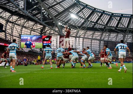 Dublin, Irlande. 21 juin 2025. Tom Curry des Lions avec le ballon lors du match de la Coupe Lions 1888 entre les Lions britanniques et irlandais et l'Argentine à Aviva Stadium à Dublin, Irlande le 20 juin 2025 (photo par Andrew SURMA/ Credit : Sipa USA/Alamy Live News Banque D'Images