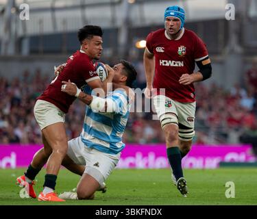Dublin, Irlande. 21 juin 2025. Marcus Smith des Lions affronté par Francisco Coria Marchetti d'Argentine lors du match de la Coupe Lions 1888 entre les Lions britanniques et irlandais et l'Argentine à Aviva Stadium à Dublin, Irlande le 20 juin 2025 (photo par Andrew SURMA/ Credit : Sipa USA/Alamy Live News Banque D'Images