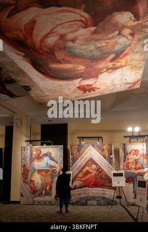 San Francisco, États-Unis. 20 juin 2025. L’exposition « la Chapelle Sixtine de Michel-Ange : l’expérience » s’ouvre au public le 21 juin pour trois mois à la cathédrale Marie (1111 Gough Street, San Francisco). Un visiteur regarde de près 'les ancêtres du Christ : ASA' et d'autres œuvres. L’exposition permet aux visiteurs d’obtenir une vue rapprochée des chefs-d’œuvre de Michel-Ange de la chapelle Sixtine du Vatican. En utilisant une photographie sous licence haute définition et une technique d'impression innovante, les fresques de plafond ont été recréées dans leurs dimensions originales. Crédit : Shelly Rivoli/Alamy Banque D'Images