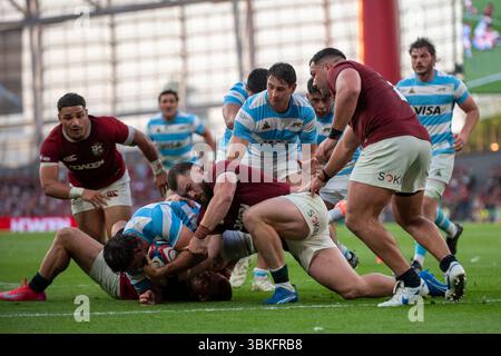 Dublin, Irlande. 21 juin 2025. Pablo Matera de l'Argentine affronté par Luke Cowan-Dickle des Lions lors du match de la Coupe Lions 1888 entre les Lions britanniques et irlandais et l'Argentine à Aviva Stadium à Dublin, Irlande le 20 juin 2025 (photo par Andrew SURMA/ crédit : Sipa USA/Alamy Live News Banque D'Images