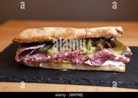 Sandwich ciabatta avec salami et concombres marinés Banque D'Images