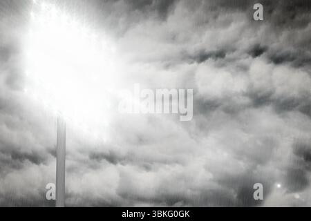 Le luminaire de stade brille par une pluie battante et un ciel orageux dans un design plat Banque D'Images