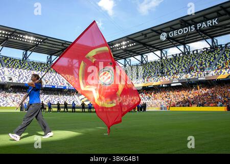 Le drapeau Esperance sportive de Tunisie est affiché sur le terrain avant le match entre le LAFC et Esperance sportive de Tunisie au GEODIS Park à Nashville, Tennessee, le 20 juin 2025. (Photo de Kindell Buchanan/Sipa USA) Banque D'Images