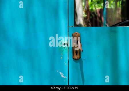Poignée de porte de voiture antique avec la couleur turquoise de voiture Banque D'Images