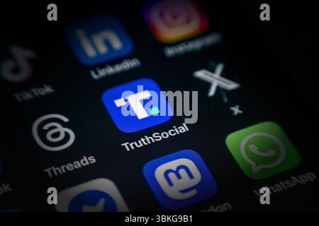 Antalya, Turquie - 5 juin 2025 : icône Truth social App parmi les différentes icônes d'application sur l'écran du smartphone Banque D'Images