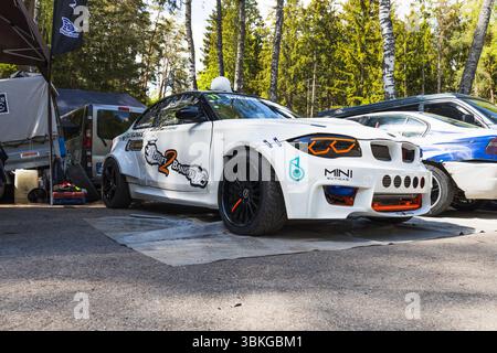 Coupé BMW Drift blanc large carrosserie avec ensemble aérodynamique agressif. Alytus, Lituanie, 25 mai 2025 Banque D'Images