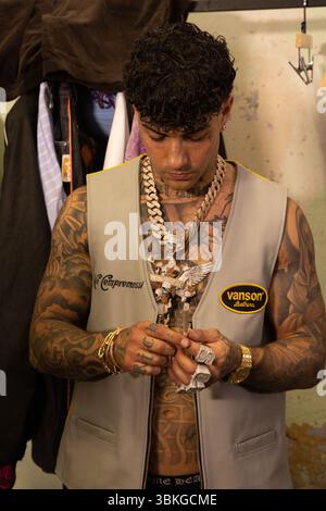 Tony Effe est vu préparer une cigarette au défilé PDF dans les coulisses de la semaine de la mode masculine Milan printemps/été 2026 le 20 juin 2025 i Banque D'Images