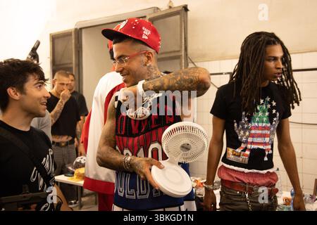 Sfera Ebbasta a été vu se rafraîchir avec un fan au défilé PDF dans les coulisses de la semaine de la mode masculine printemps/été 2026 de Milan en juin Banque D'Images