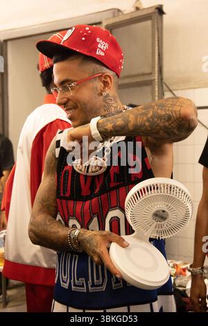 Sfera Ebbasta a été vu se rafraîchir avec un fan au défilé PDF dans les coulisses de la semaine de la mode masculine printemps/été 2026 de Milan en juin Banque D'Images