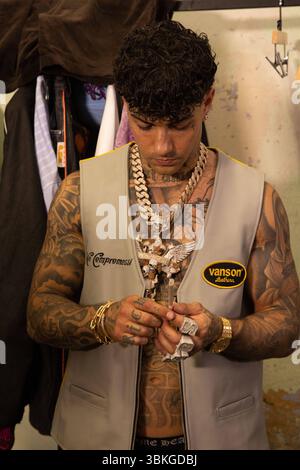 News - PDF - célébrités et coulisses - Milan Fashion week - homme printemps/été 2026 Tony Effe prépare une cigarette au défilé PDF dans les coulisses de la Milan Menswear printemps/été 2026 Fashion week le 20 juin 2025 à Milan, Italie. Photo : Cinzia Camela. MILAN Caserma XXIV Maggio Italie Copyright : xCinziaxCamelax/xLiveMediax LPN 1930836 Banque D'Images