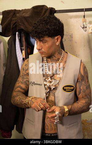 News - PDF - célébrités et coulisses - Milan Fashion week - homme printemps/été 2026 Tony Effe prépare une cigarette au défilé PDF dans les coulisses de la Milan Menswear printemps/été 2026 Fashion week le 20 juin 2025 à Milan, Italie. Photo : Cinzia Camela. MILAN Caserma XXIV Maggio Italie Copyright : xCinziaxCamelax/xLiveMediax LPN 1930834 Banque D'Images