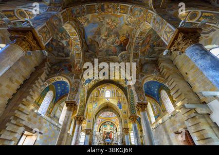 Une vue imprenable sur l’intérieur de Santa Maria dell’Ammiraglio (Martorana) à Palerme, en Sicile, mettant en valeur son architecture normande-byzantine et son ri Banque D'Images