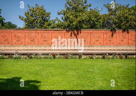 Le mur environnant du zoo Wilhelma à Stuttgart, Allemagne Banque D'Images