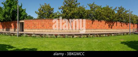 Le mur environnant du zoo Wilhelma à Stuttgart, Allemagne Banque D'Images