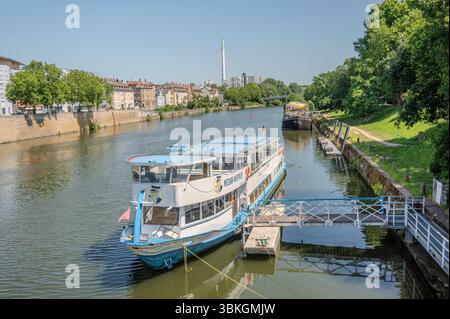 Bateaux fluviaux dans le fleuve Neckar, Stuttgart-Allemagne Banque D'Images