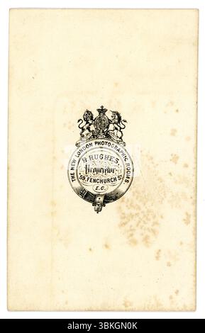 Revers de la carte de visite victorienne originale (carte de visite ou CDV), Studio de H Hughes , 59 Fenchurch St. Londres, Angleterre, Royaume-Uni vers 1865 Banque D'Images