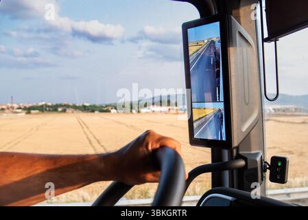 Rétroviseur latéral de camion sur un affichage numérique, nouveaux rétroviseurs pour camions de fret. Banque D'Images