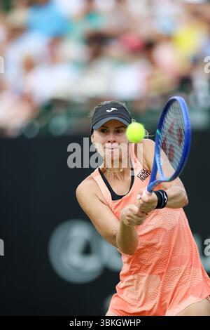 Magda Linette (POL) joue un coup de revers dans son match contre Dayana Yastremska (UKR) lors de la demi-finale féminine du Lexus Nottingham Open Tennis Open le 14 juin 2025 Banque D'Images