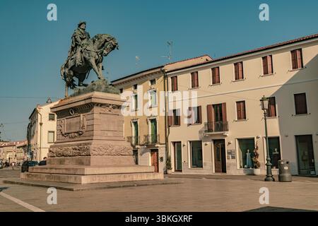 Rovigo, italie 21 juin 2025, statue en bronze de garibaldi à cheval surplombant piazza vittorio emanuele ii à rovigo, italie, entourée par le traditionnel b Banque D'Images