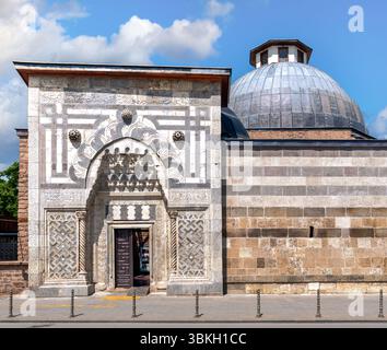 Situé à Konya, en Turquie, le Karatay Madrasa présente des pierres exquises et un toit en dôme. Ce site historique met en valeur la beauté de l'architecture islamique et sert de repère culturel Banque D'Images