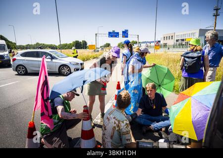 DEN OEVER - les membres d'extinction Rebellion et Scientist Rebellion bloquent l'Afsluitdijk pour protester contre les nouveaux forages de gaz sous la mer des Wadden et la mer du Nord. Ils ont appelé les conseillers gouvernementaux EBN, TNO et le Conseil minier à rejeter les plans. ANP JILMER POSTMA pays-bas Out - belgique Out Banque D'Images