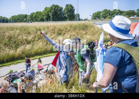 DEN OEVER - les membres d'extinction Rebellion et Scientist Rebellion bloquent l'Afsluitdijk pour protester contre les nouveaux forages de gaz sous la mer des Wadden et la mer du Nord. Ils ont appelé les conseillers gouvernementaux EBN, TNO et le Conseil minier à rejeter les plans. ANP JILMER POSTMA pays-bas Out - belgique Out Banque D'Images