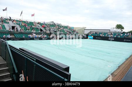 Nottingham, Royaume-Uni. 21 juin 2025 ; Lexus Nottingham Tennis Centre, Nottingham, Angleterre ; Lexus Nottingham Open, jour 6 ; la pluie arrête le match sur le court central lors de la demi-finale entre Dayana Yastremska et Magda Linette ; Dayana Yastremska reprend et remporte 6-4 6-4 crédit : action plus Sports images/Alamy Live News Banque D'Images