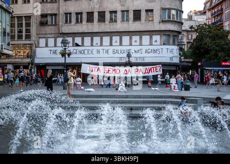 Bloody Hands proteste contre la corruption du gouvernement serbe à Belgrade, capitale de la Serbie, le 20 juin 2025 Banque D'Images