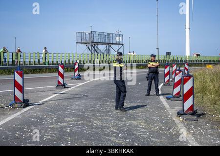 DEN OEVER - oeufs jetés sur la surface de la route par les jeunes lors d'un blocus de extinction Rebellion et Scientist Rebellion. Ils ont appelé les consultants gouvernementaux EBN, TNO et le conseil minier à rejeter les plans. ANP JILMER POSTMA pays-bas Out - belgique Out Banque D'Images