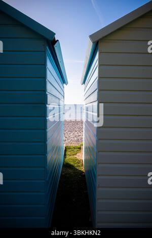 Plage et cabane de plage à Budleigh Salterton, East Devon, Angleterre, Royaume-Uni Banque D'Images