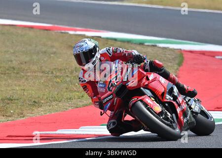 Mugello, Italie. 21 juin 2025. Francesco Bagnaia, Italien, pilote de l'équipe Ducati (63) lors des qualifications du Grand Prix MotoGP au Mugello. Scarperia (Italie), le 21 juin 2025 Mattia Vian lors du Gran Premio d'Italia Brembo - qualifications, Championnat du monde MotoGP à Mugello, Italie, 21 juin 2025 crédit : Agence photo indépendante/Alamy Live News Banque D'Images