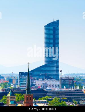 Le plus grand bâtiment de Wroclaw est le gratte-ciel Sky Tower. Wroclaw, Pologne, Europe Banque D'Images