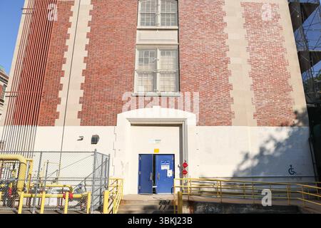 New York, États-Unis. 21 juin 2025. Le bureau de vote est ouvert à la John Jay High School à Brooklyn, New York, États-Unis, le 21 juin 2025. Le vote par anticipation est en cours dans la primaire démocrate de New York pour le maire. Les électeurs inscrits peuvent voter par anticipation jusqu'au dimanche 22 juin ou voter le jour de la primaire, le 24 juin. (Photo par : Alexandra Buxbaum/Sipa USA) crédit : Sipa USA/Alamy Live News Banque D'Images