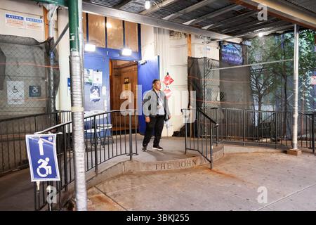 New York, États-Unis. 21 juin 2025. Le bureau de vote est ouvert à la John Jay High School à Brooklyn, New York, États-Unis, le 21 juin 2025. Le vote par anticipation est en cours dans la primaire démocrate de New York pour le maire. Les électeurs inscrits peuvent voter par anticipation jusqu'au dimanche 22 juin ou voter le jour de la primaire, le 24 juin. (Photo par : Alexandra Buxbaum/Sipa USA) crédit : Sipa USA/Alamy Live News Banque D'Images