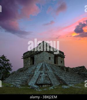 Temple des sept poupées, zone archéologique de Dzibilchaltún, Yucatán. Banque D'Images