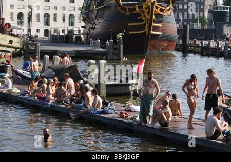 Amsterdam, pays-Bas. 21 juin 2025. AMSTERDAM, PAYS-BAS - 21 JUIN : les membres du public Swim profite de l'endroit où les températures ont augmenté jusqu'à 30 degrés Celsius dans le port près du Musée maritime le 21 juin 2025 à Amsterdam, pays-Bas. (Photo de Paulo Amorim/Sipa USA) crédit : Sipa USA/Alamy Live News Banque D'Images