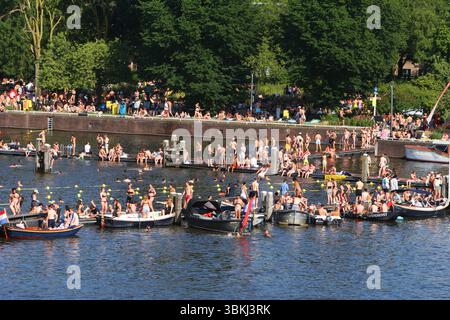 Amsterdam, pays-Bas. 21 juin 2025. AMSTERDAM, PAYS-BAS - 21 JUIN : les membres du public Swim profite de l'endroit où les températures ont augmenté jusqu'à 30 degrés Celsius dans le port près du Musée maritime le 21 juin 2025 à Amsterdam, pays-Bas. (Photo de Paulo Amorim/Sipa USA) crédit : Sipa USA/Alamy Live News Banque D'Images