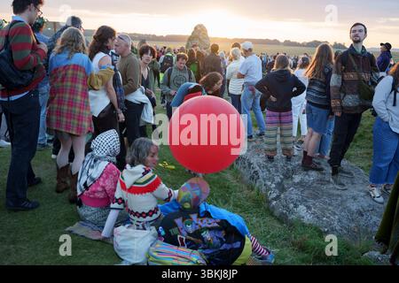 Les fêtards spirituels célèbrent le solstice d'été (mi-été et jour le plus long) parmi les anciennes pierres du néolithique tardif de Stonehenge, le 21 juin 2025, dans le Wiltshire, en Angleterre. Le solstice d'été est le jour le plus long de l'hémisphère nord et la nuit la plus courte de l'année, lorsque l'axe de la terre est incliné à son point le plus proche du soleil et les païens disent que l'ancien monument est un lieu sacré qui relie la Terre, la Lune, le Soleil et les saisons. Stonehenge a été construit en trois phases entre 3 000 av. J.-C. et 1 600 av. J.-C. et appartient maintenant à English Heritage qui dit que 25 000 visiteurs ont été autorisés à entrer dans l'ancien Banque D'Images
