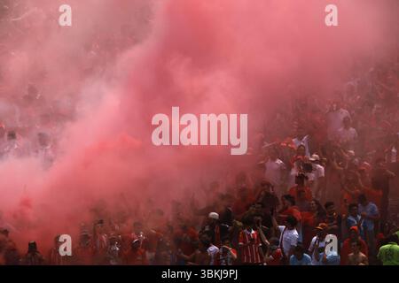 Philadelphie, USA, 18 juin 2025. Les fans du Wydad AC lâchent des bombes fumigènes et des fusées éclairantes lors du match de la Coupe du monde des clubs Manchester City vs Wydad AC au Lincoln Field Philadelphie. Le crédit photo devrait se lire : Jonathan Moscrop / Sportimage Banque D'Images