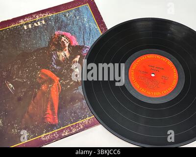 Le disque vinyle vintage Pearl de Janis Joplin, avec une photo de reprise de son dernier album studio. Banque D'Images