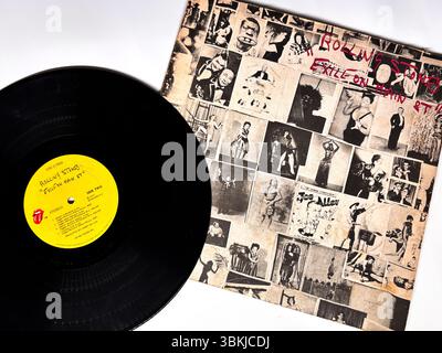 L'exil des Rolling Stones sur main a obtenu un disque vinyle avec une couverture de style collage noir et blanc avec des images vintage et inspirées du cirque. Banque D'Images