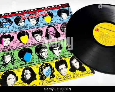 Édition colorée du disque vinyle Rolling Stones Some Girls, avec une couverture découpée de style pop-art mettant en valeur des perruques et des illustrations parodiques de célébrités Banque D'Images