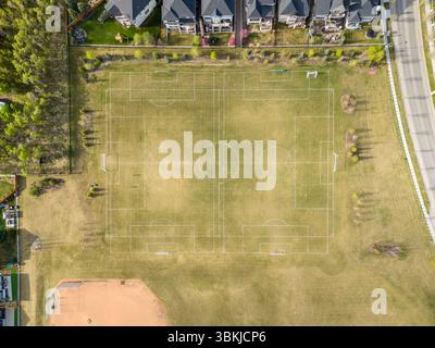 Vue aérienne des terrains de sport dans la banlieue de Calgary, Canada. Banque D'Images